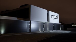 A modern building with a large illuminated sign reading "Motel Mood Private Suites". - Mood - Private Suites (Montijo)