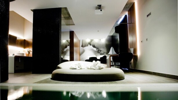 A modern bathroom with a large mirror, a sink, and a toilet. - Mood - Private Suites (Montijo)