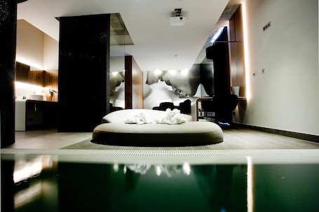 Premium bedding, desk, soundproofing, free WiFi. Mood - Private Suites