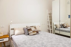 Executive Apartment, 2 Bedrooms, Terrace | 1 bedroom, premium bedding, desk, iron/ironing board - Apt Terrace & Garden - Bauhaus (Tel Aviv)