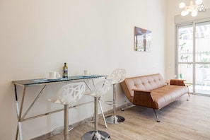 Apartamento executivo, 2 quartos, terraço | Área de estar | TV de tela plana, lareira