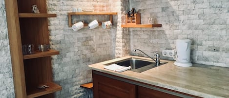 Sèche-cheveux, serviettes fournies