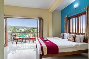 Escritorio, tabla de planchar con plancha y ropa de cama 