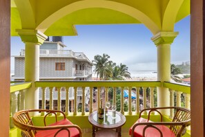 Escritorio, tabla de planchar con plancha y ropa de cama 