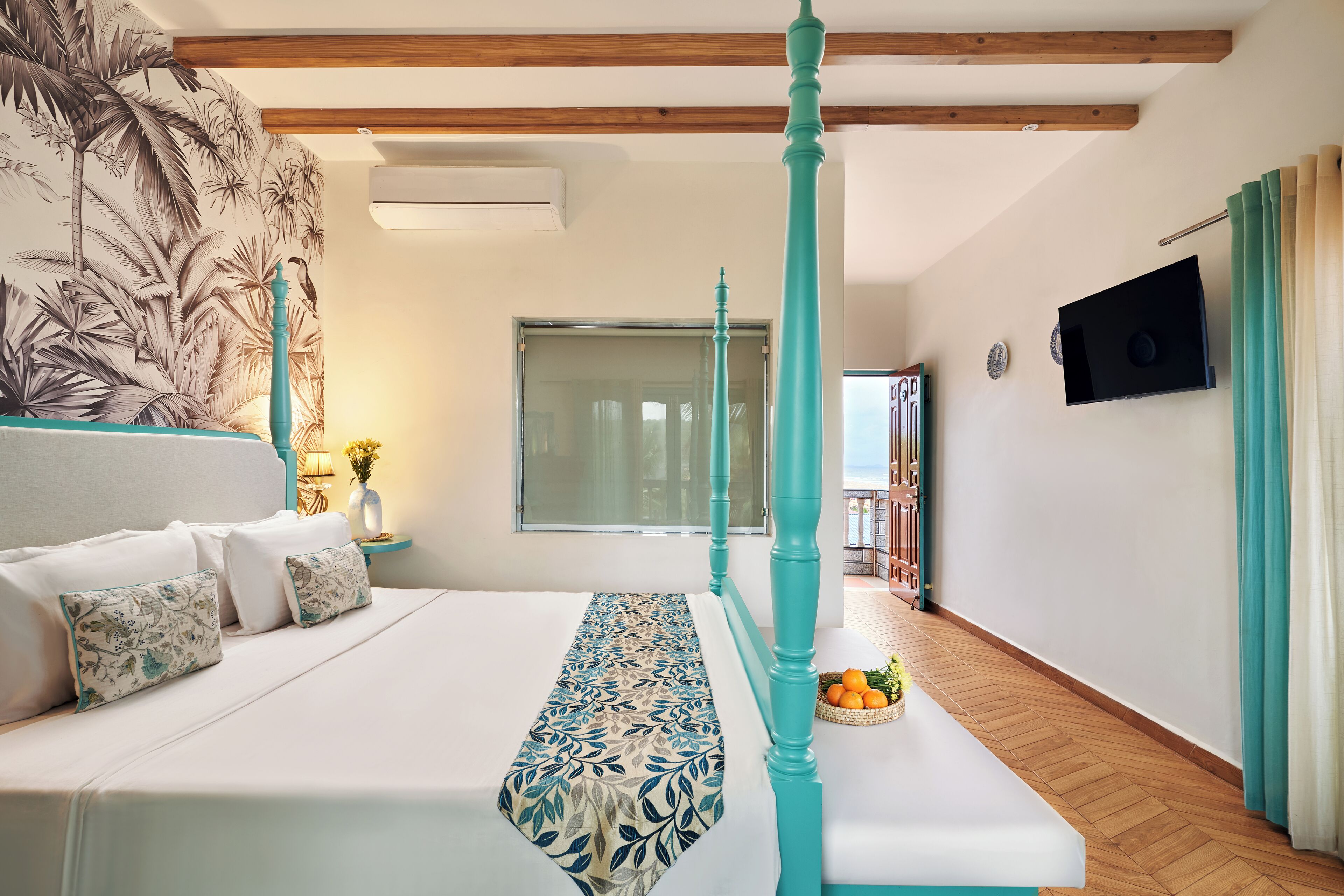 Escritorio, tabla de planchar con plancha y ropa de cama 