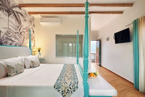 Escritorio, tabla de planchar con plancha y ropa de cama 