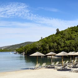 Playa privada, sillas reclinables de playa, sombrillas, toallas de playa