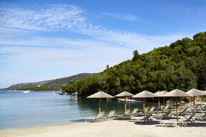 Private beach, sun-loungers, beach umbrellas, beach towels - Karvouno Villas (Igoumenitsa)