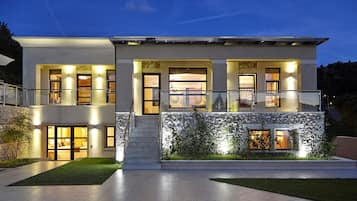 Vila Superior, 4 kamar tidur, kolam renang pribadi, pemandangan pantai | Bagian depan properti - sore/malam