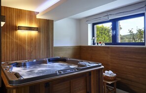 Indoor spa tub - Karvouno Villas (Igoumenitsa)