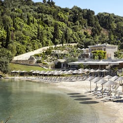 Praia particular, espreguiçadeiras, guarda-sóis, toalhas de praia