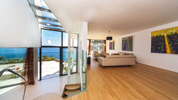 Villa 01 & Villa 03 | Área de sala de estar | Televisión LCD