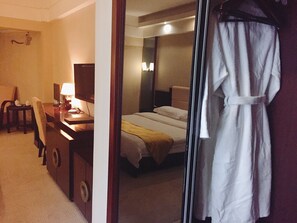 Double Room | Desk, blackout curtains, free WiFi - Longmen Peony Xinyudong Hotel (Luoyang)