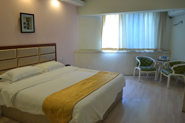 Comfort Suite | Desk, blackout drapes, free WiFi - Longmen Peony Xinyudong Hotel (Luoyang)