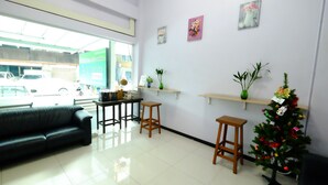 Lobby sitting area - SPN Place Ratchada (Bangkok)