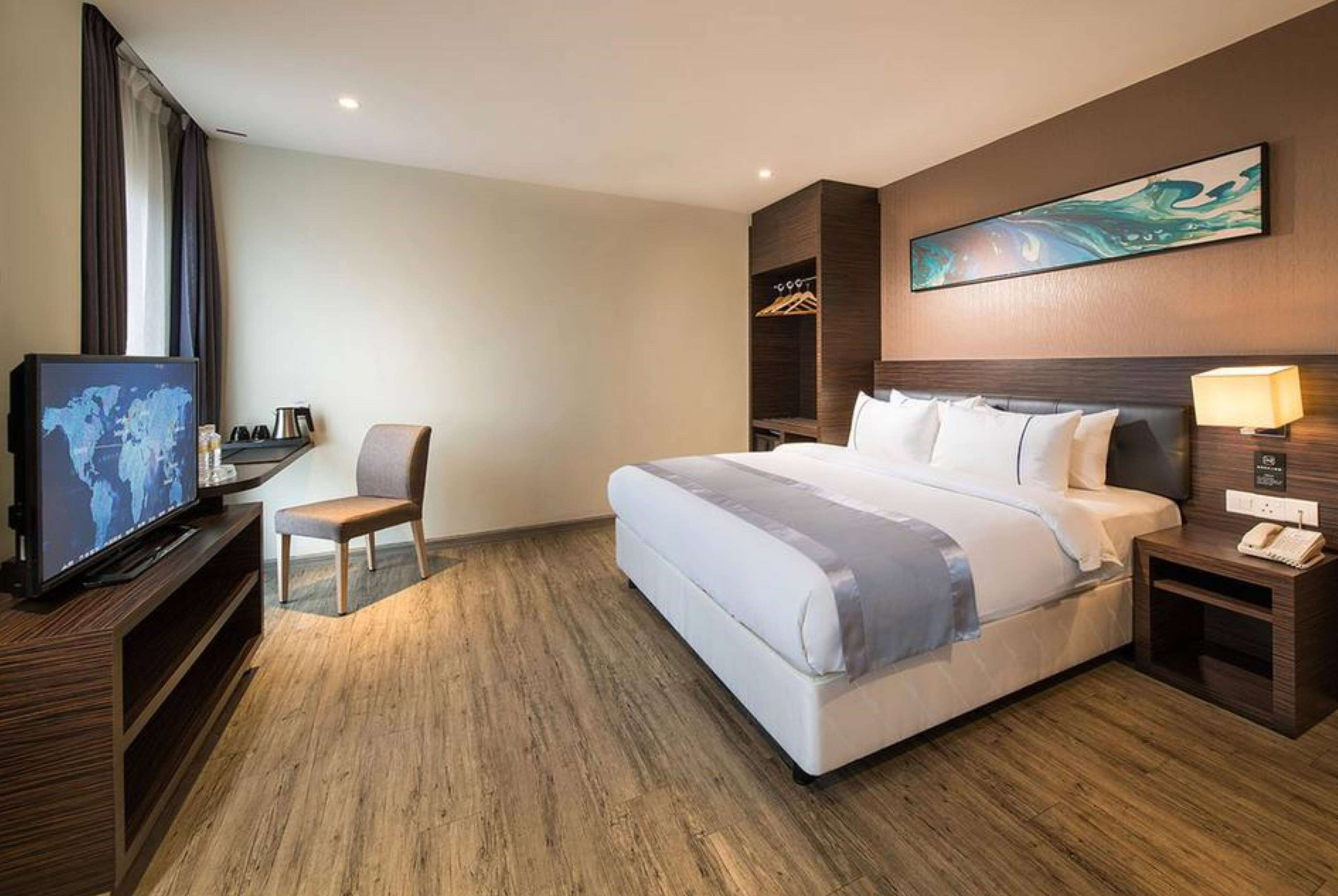 desk, blackout curtains, soundproofing, free wifi