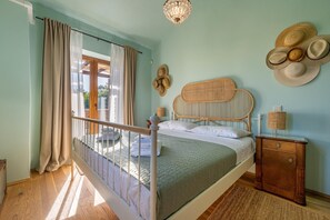 4 chambres, coffres-forts dans les chambres, fer et planche à repasser