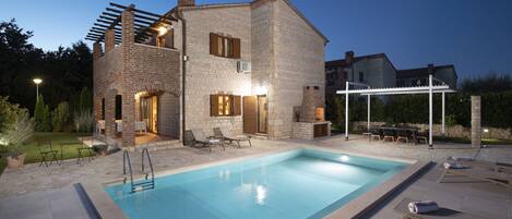 Piscina all'aperto, una piscina riscaldata