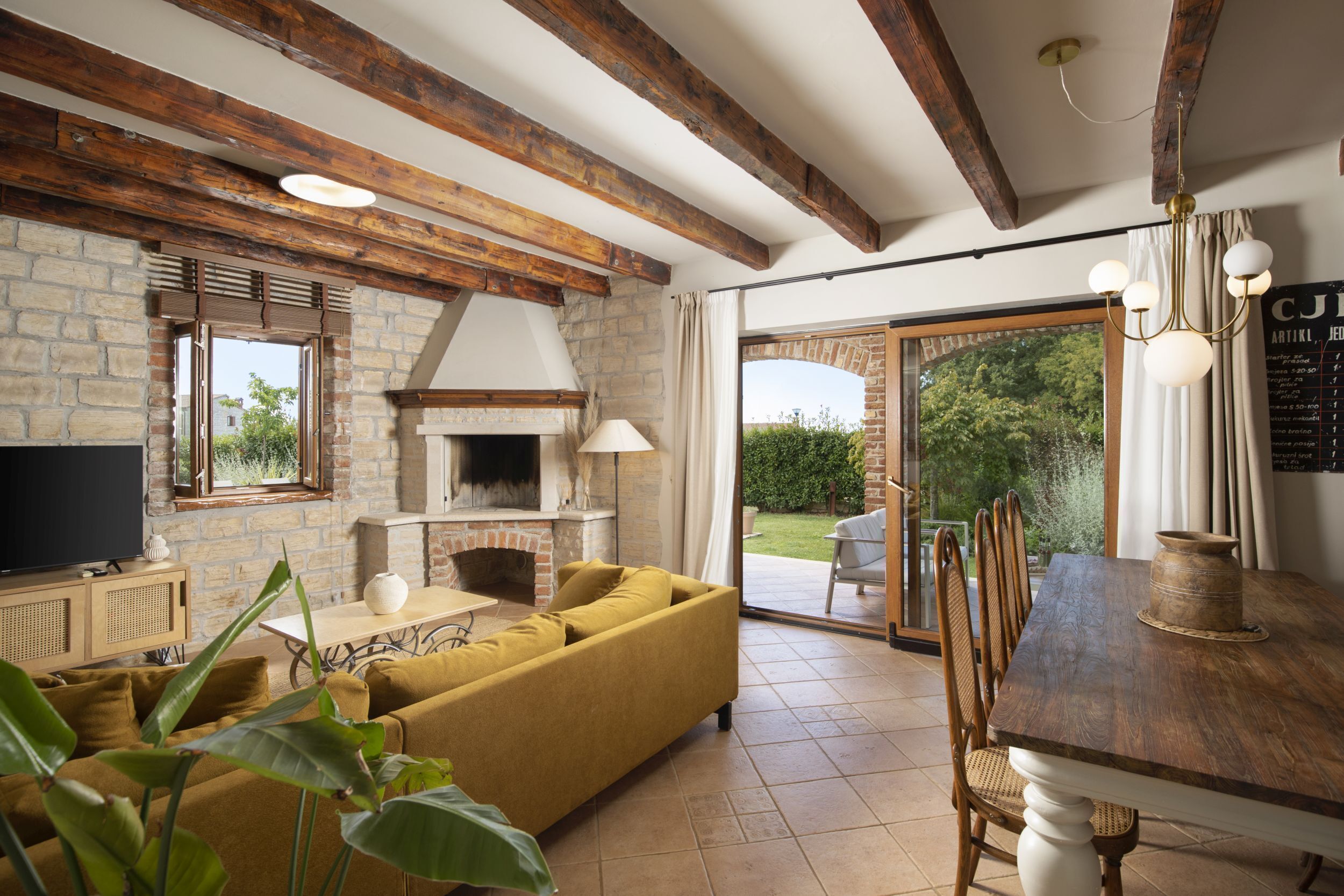 Smart-tv och eldstad