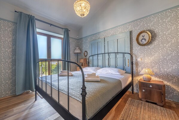 4 bedrooms, in-room safe, iron/ironing board, free WiFi