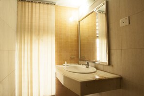 华丽双人房 | 浴室 | 淋浴设施、免费洗浴用品、拖鞋、毛巾