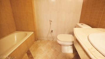 Deluxe Twin Room | Bathroom | Shower, free toiletries, slippers, towels