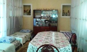 Habitación familiar | Caja fuerte, tabla de planchar con plancha, wifi gratis y ropa de cama