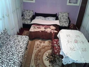 经济双人房或双床房 | 浴室 | 免费洗浴用品、吹风机、毛巾