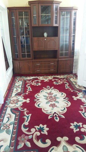 Caja de seguridad en la habitación y tabla de planchar con plancha 