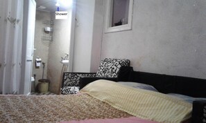 Habitació amb dos llits individuals econòmica | Bany | Articles de tocador gratuïts, assecador de cabells i tovalloles 
