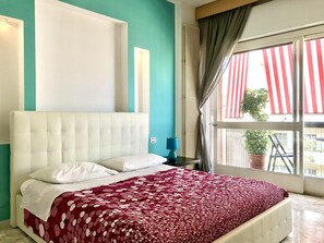 Chambre Double Panoramique, vue ville | Ameublement personnalisé, bureau, fer et planche à repasser