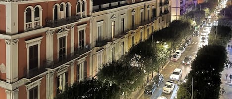 Ameublement personnalisé, bureau, fer et planche à repasser