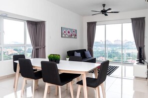 Flat-screen TV - Duet HomeStay (Seri Kembangan)