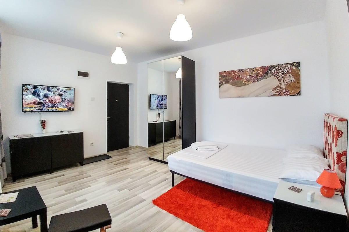 Second Floor Apartment | Premium bedding, blackout drapes, iron/ironing board, cribs (surcharge)