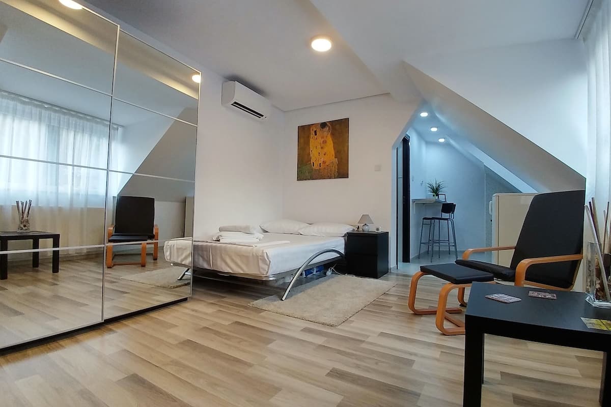 Loft Apartment | Premium bedding, blackout drapes, iron/ironing board, cribs (surcharge)