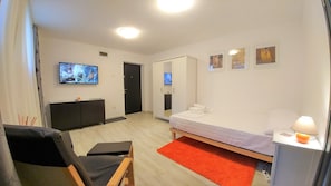 Semi Basement Apartment | Wohnbereich | 113-cm-LED-Fernseher mit Kabelempfang, Fernseher