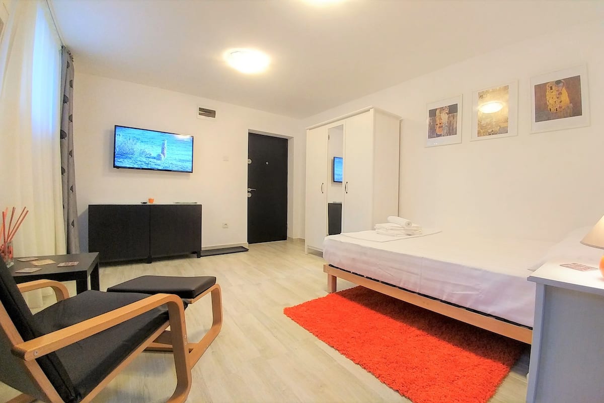 Semi Basement Apartment | Premium bedding, blackout drapes, iron/ironing board, cribs (surcharge)