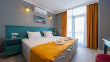 Habitación estándar, 1 cama Queen size, vista a la montaña | Escritorio, insonorización, wifi y ropa de cama