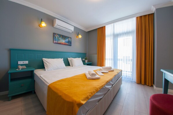 Standaard kamer, 1 queensize bed, uitzicht op bergen | Een bureau, geluiddichte muren, wifi, beddengoed