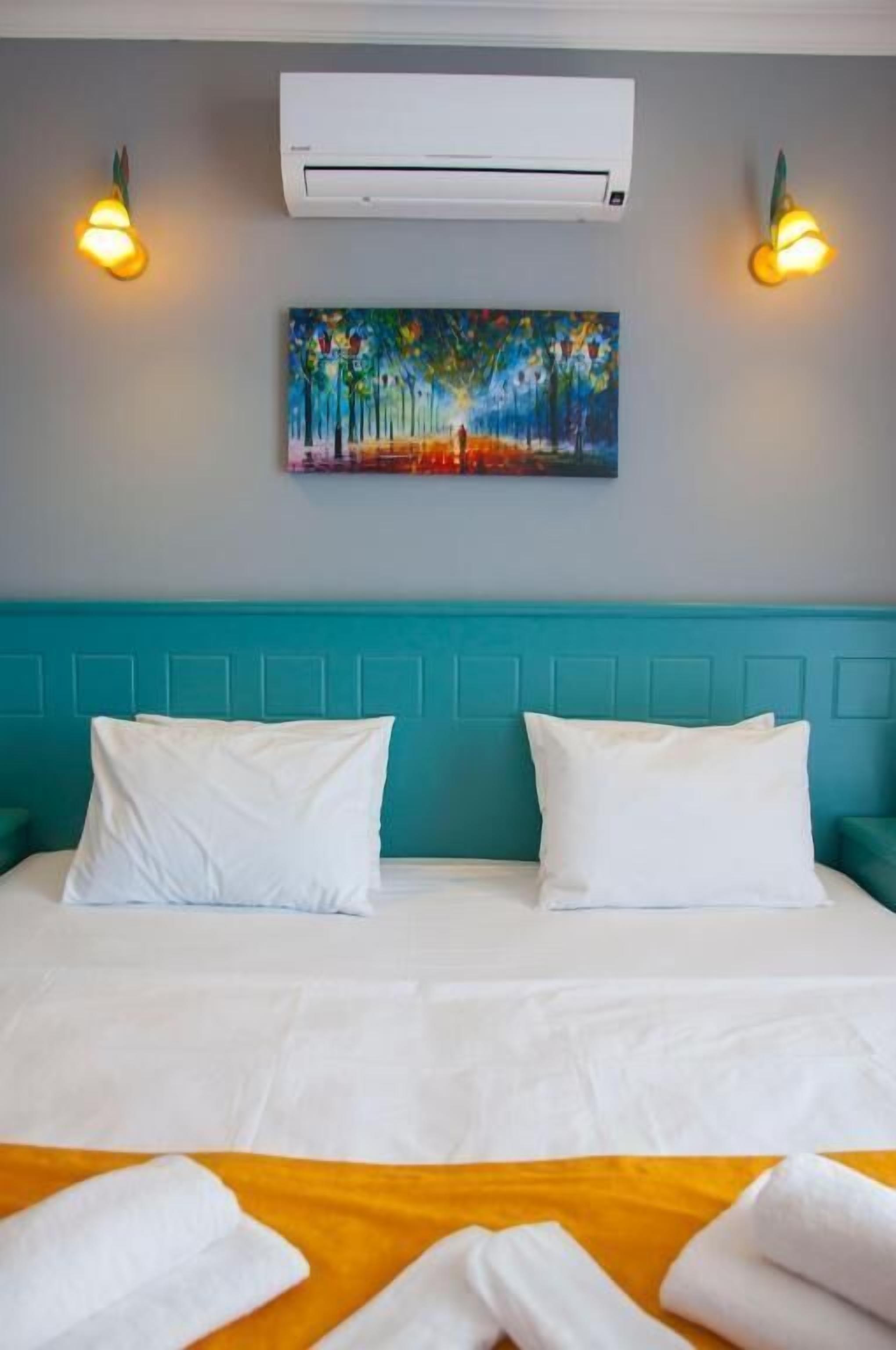 desk, soundproofing, wifi, bed sheets