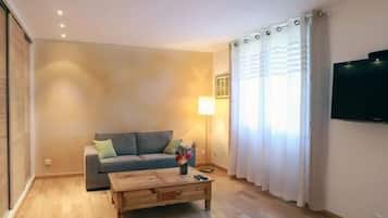 Flatscreentelevisie en een open haard