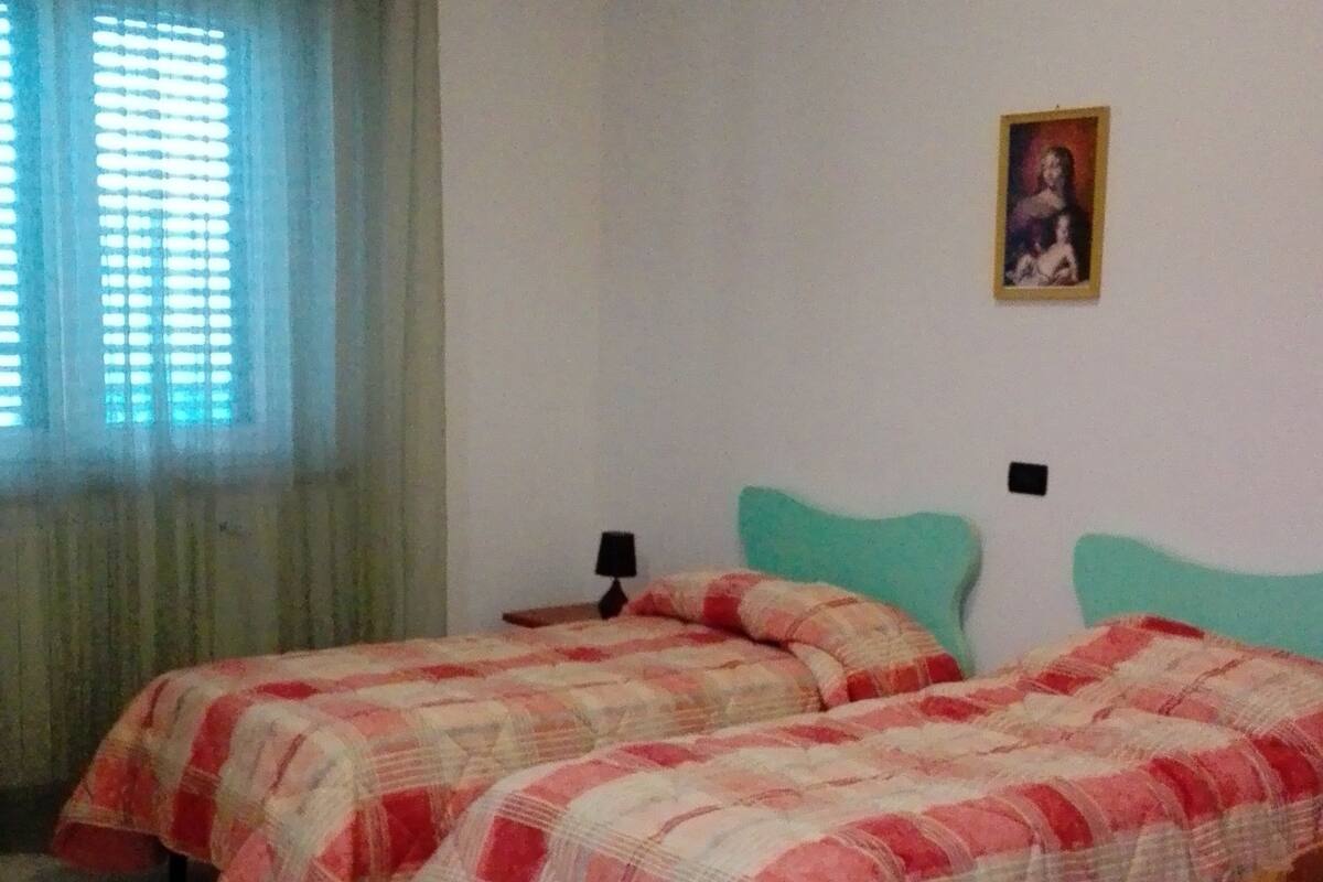 Escritorio, tabla de planchar con plancha y wifi gratis