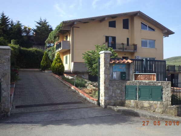 Fachada de la propiedad