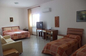 Escritorio, tabla de planchar con plancha y wifi gratis