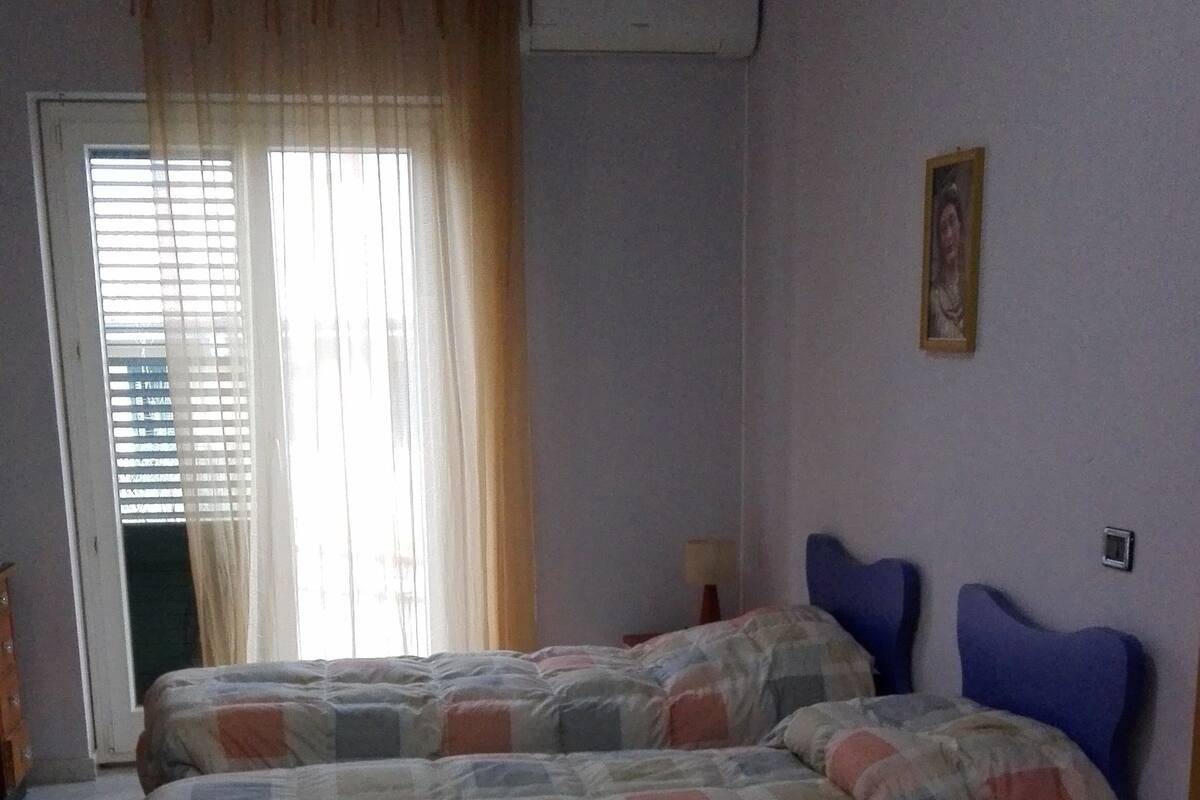 Escritorio, tabla de planchar con plancha y wifi gratis