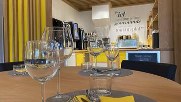 Un ambiente de restaurante con una mesa dispuesta para comer, que incluye copas de vino, cubiertos y una servilleta.