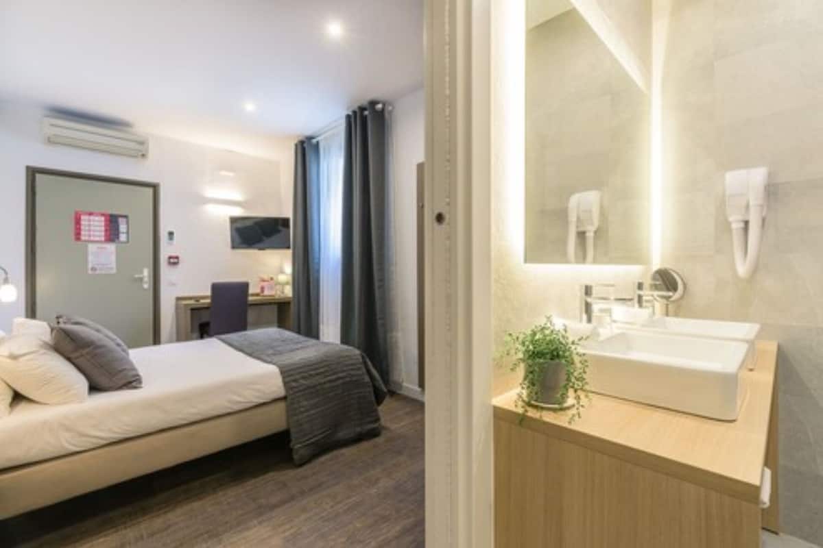 Deluxe Double Room, 1 Katil Kelamin (Double), Non Smoking | Meja, kalis bunyi, seterika/papan seterika, Wi-fi percuma
