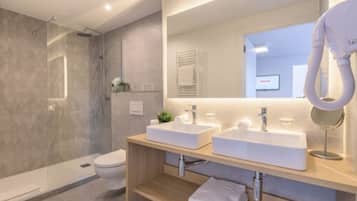 Superior Family Room For 5 People | Desk, soundproofing, iron/ironing board, free WiFi