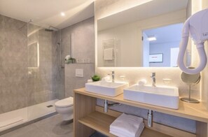 Superior Family Room For 5 People - Fasthôtel Biarritz Bidart Côte Basque - FH Collection (Bidart)