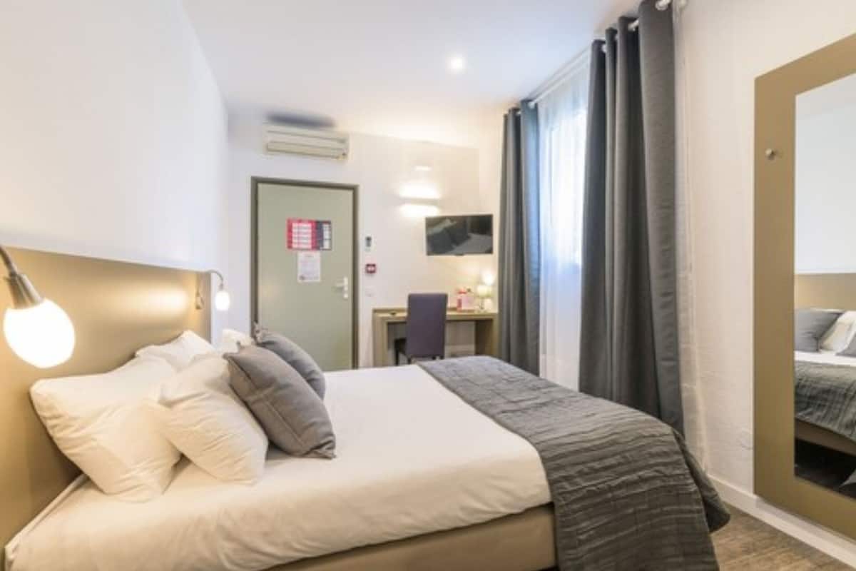 deluxe double room, 1 double bed, non smoking | 1 bedroom, desk, soundproofing, iron/ironing board